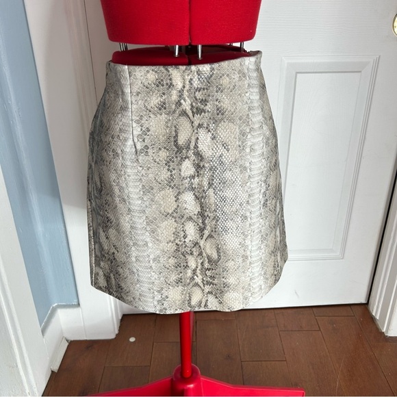 ➕Chic faux Snake Skin A-Line Skirt Dynamite Medium - Picture 2 of 4